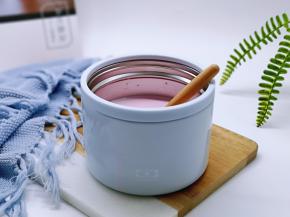 将椰汁西米倒入焖烧杯中，火龙果放上面即可食用，这个焖烧杯出门携带特别方便！