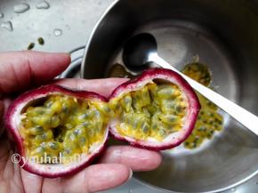 百香果洗净，对切开百香果