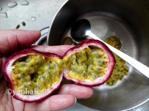 百香果洗净，对切开百香果