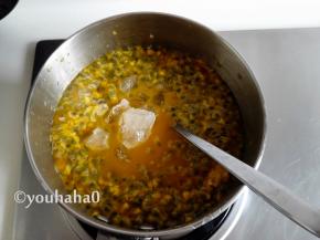 奶锅中放入麦芽糖、冰糖、白糖，开小火慢慢熬，熬百香果酱建议用不锈钢的锅，千万不要用铁锅。