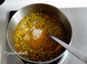 奶锅中放入麦芽糖、冰糖、白糖，开小火慢慢熬，熬百香果酱建议用不锈钢的锅，千万不要用铁锅。