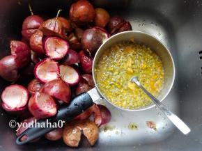 用汤匙挖出果肉，放入不锈钢的奶锅中，4斤多百香果挖出的果肉有半奶锅多一点，奶锅是18公分的