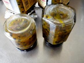 一直炖煮到汤汁浓稠时，关火，趁热装入玻璃瓶中，装果酱的瓶子务必提前消毒（开水烫或者用锅煮），装入果酱后拧紧瓶盖，倒扣放凉。