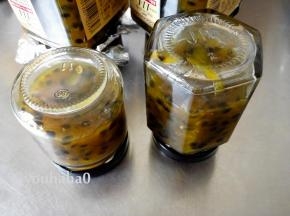 一直炖煮到汤汁浓稠时，关火，趁热装入玻璃瓶中，装果酱的瓶子务必提前消毒（开水烫或者用锅煮），装入果酱后拧紧瓶盖，倒扣放凉。