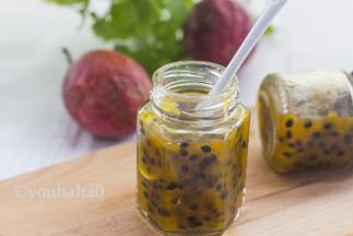 百香果非常酸，加糖熬煮后，酸度有所减轻，小编用它拌蔬菜沙拉非常好吃，单纯抹面包还是很酸，不建议直接吃，可以冲水喝，可以做蛋糕、面包、慕斯、甜品等等。