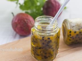 百香果非常酸，加糖熬煮后，酸度有所减轻，小编用它拌蔬菜沙拉非常好吃，单纯抹面包还是很酸，不建议直接吃，可以冲水喝，可以做蛋糕、面包、慕斯、甜品等等。