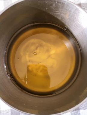 准备适量的葵花籽油或者是玉米油