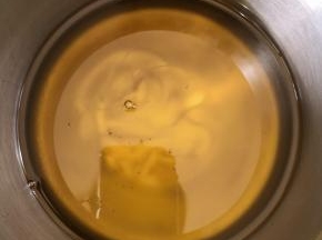 准备适量的葵花籽油或者是玉米油