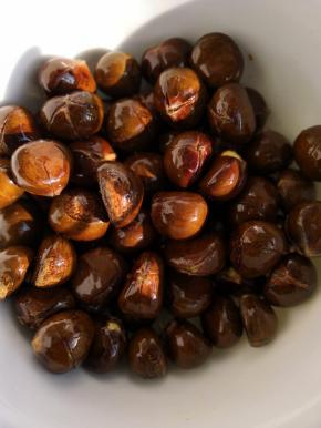 把油放入开口的栗子中搅拌均匀，使每个栗子都沾上油