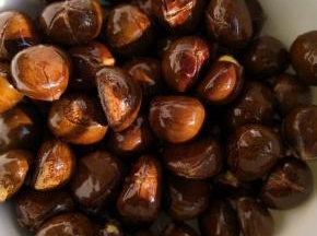 把油放入开口的栗子中搅拌均匀，使每个栗子都沾上油