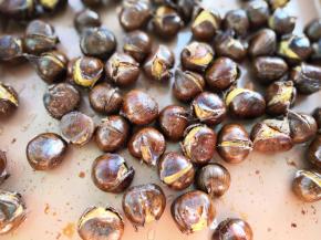 取出栗子刷蜂蜜水，尤其是开口处要多刷一点儿，这样烤好的栗子会更甜