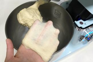 先开1档揉面5分钟，接着转2档揉8分钟呈扩展状态。