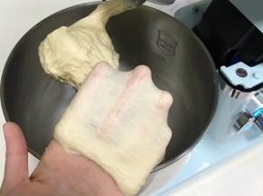 先开1档揉面5分钟，接着转2档揉8分钟呈扩展状态。