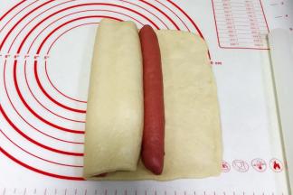 再次向右边卷起盖住，放上最后一个红面团。