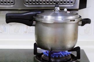 盖好盖子，开大火煮开，当高压锅上气发出“吱吱吱”响声后，转中火继续煮20分钟。