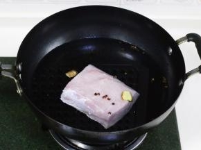 把里脊肉用水冲洗干净，冷水下锅，加入一匙料酒、两片生姜和少许花椒。