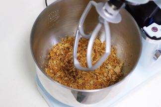 烤完加入厨师机搅拌桶内。