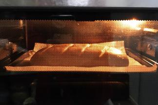 放入预热的烤箱中层，上下火170度，约烤20分钟，面包上色后可在表面盖张锡纸，防止面包颜色过深。