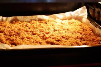 入烤箱内，上下火160度烤10分钟，中途5分钟时一样还是要给肉松翻个面。