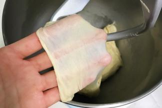 可以拉出薄而有韧性的膜，完全扩展阶段。