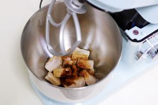 厨师机提前安上搅拌桨，趁肉温热迅速加入厨师机搅拌桶内，继续加入生抽、老抽、细砂糖和玉米油。