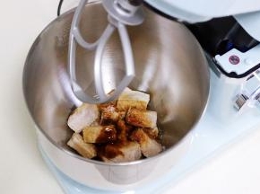 厨师机提前安上搅拌桨，趁肉温热迅速加入厨师机搅拌桶内，继续加入生抽、老抽、细砂糖和玉米油。