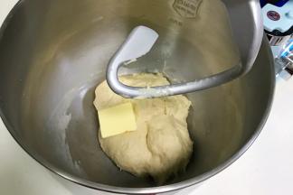 可以拉出厚膜后，往搅拌桶内加入黄油。