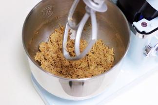 搅拌后的肉是一丝一丝的状态，这时可以尝尝味道，根据自己喜好酌情调整下口味。