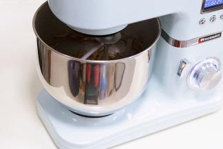 开启厨师机1档搅拌开，持续3分钟时间，可根据肉块的大小来调整搅拌时间，打散即可。