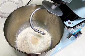 把除黄油外的食材放入厨师机搅拌桶内。