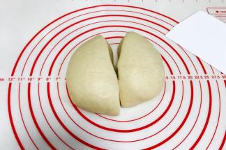 取出揉好的面团，均分成两份。