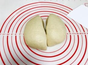 取出揉好的面团，均分成两份。