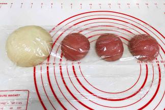 把发酵好的面团进行排气，再次滚圆松弛15分钟，依然是要盖好保鲜膜。