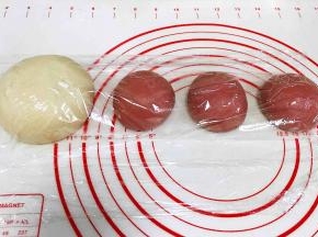 把发酵好的面团进行排气，再次滚圆松弛15分钟，依然是要盖好保鲜膜。