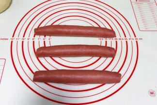 三个小面团依次整形好，长度约18厘米。