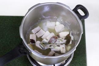 煮好的肉块，筷子可以毫不费力的插进去，把里脊肉捞出沥干水分。