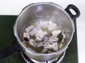 煮好的肉块，筷子可以毫不费力的插进去，把里脊肉捞出沥干水分。