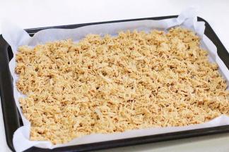 烤盘铺上油纸，把肉丝均匀铺在烤盘上。