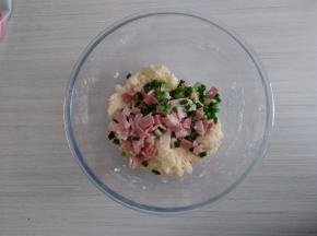 用刮刀拌匀即可，不要过度翻拌，否则口感不酥松了，再倒入培根和葱粒