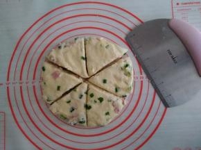 用切面刀切成两份，重叠放置再压成圆形，再切成6份