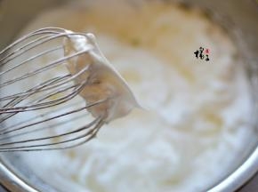蛋清40克白糖，打发至干性发泡