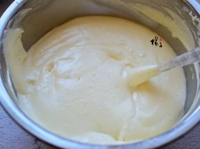 蛋清与蛋黄糊混合，翻拌均匀，蛋糕糊就做好了