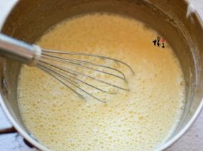 制作豆乳酱：鸡蛋中加白糖，搅拌均匀，加入温热的熟豆浆，边倒边搅拌均匀，筛入低筋面粉，搅拌均匀，上火小火加热，边加热边搅拌，一直到出现面糊关火，晾凉备用