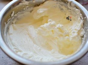 淡奶油中加白糖，打发至裱花状态，加入奥利奥饼干碎