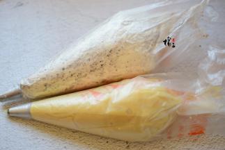 乳酱和奶油都装裱花袋中