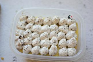 再挤一层淡奶油，盖上另一片蛋糕，再挤上一层豆乳酱和一层淡奶油即可，表面可以撒点可可粉，或者奥利奥饼干粉，再插上凉快奥利奥饼干也可以