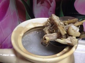
倒入焯好水的骨头煮开
