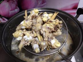 
冷水入锅加入白酒煮开焯水捞出（骨头焯水的同时，汤煲加水烧开）