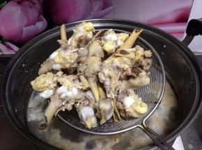 
冷水入锅加入白酒煮开焯水捞出（骨头焯水的同时，汤煲加水烧开）
