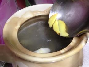 
加入姜片、葱段、白胡椒粉、白酒、白醋大火煮开